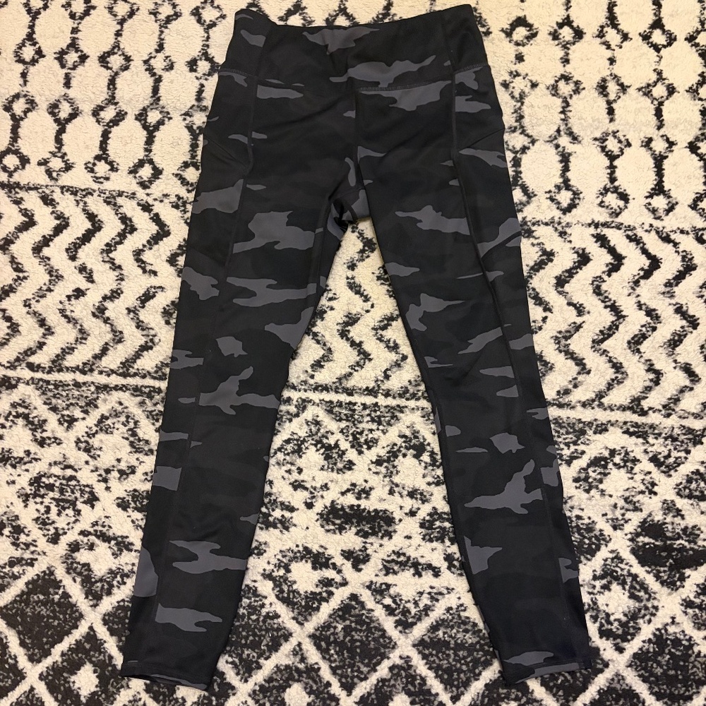 Athleta S Black Camo Contender Crop Tight Powerlift 2 Zip Side Pockets Running